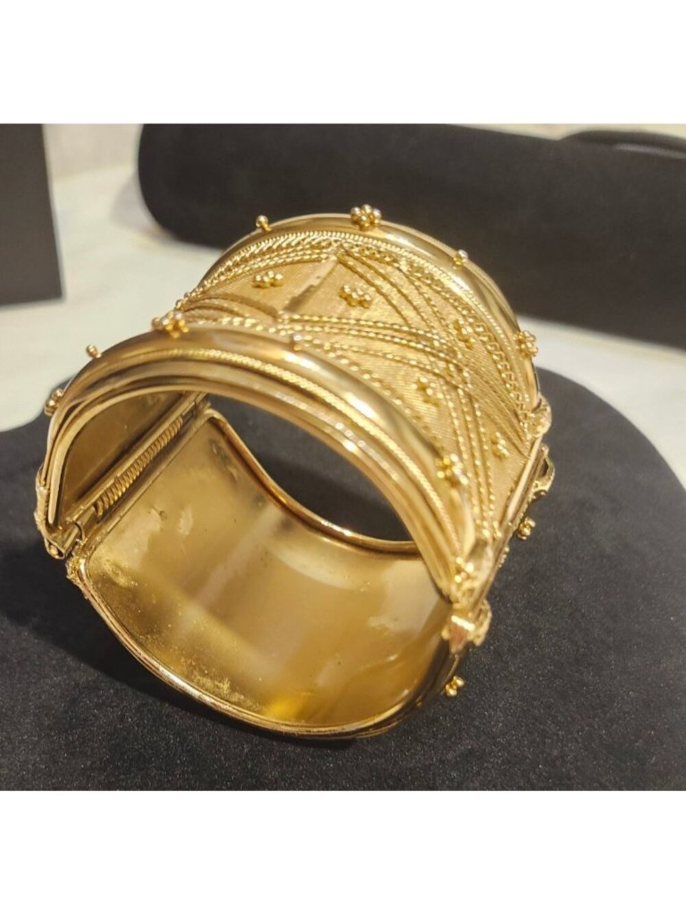 Vintage Gold Tone Hinged Clamper Bracelet Intricate Detailing Textured & Polishe - Picture 4 of 5